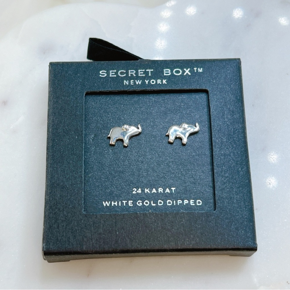 Secret Box 24k white gold dipped 🐘 elephant stud earrings - Picture 4 of 4